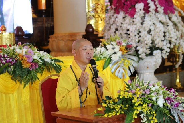 Cùng ngày, toàn thể hội chúng được nghe pháp thoại với đề tài: “Hiểu và tôn kính Phật” do Thượng tọa Thích Thiện Thuận thuyết giảng