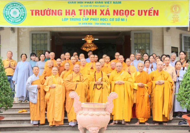 Chụp ảnh lưu niệm tại tịnh xá Ngọc Uyển