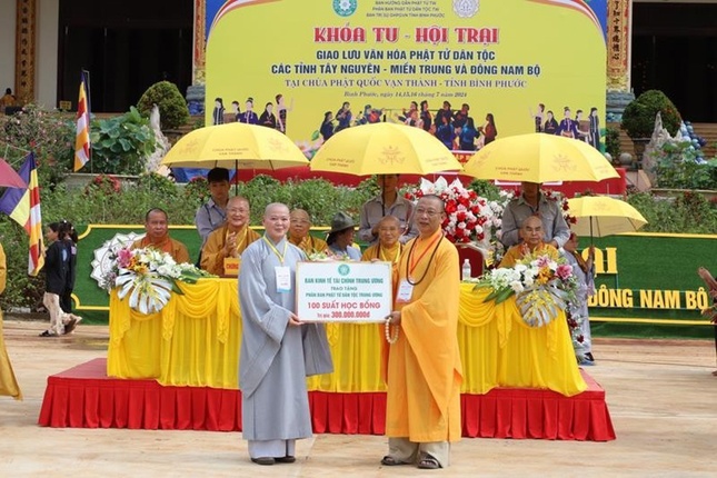 Ni sư Thích Huệ Tuyến, Ủy viên Hội đồng Trị sự, Phó Trưởng ban Kinh tế - Tài chính T.Ư thay mặt Thượng tọa Thích Thanh Phong, Phó Chủ tịch Hội đồng Trị sự, Trưởng ban Kinh tế - Tài chính T.Ư trao đến Thượng tọa Thích Quảng Tuấn, Trưởng ban Tổ chức đón nhận
