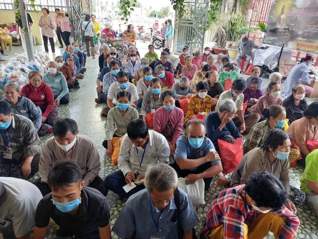 Bà con đến nhà quà