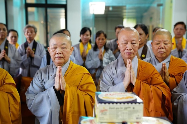 Ni trưởng Thích Đàm Thành (bìa trái) làm trưởng đoàn thăm và cúng dường trường hạ các tỉnh phía Bắc và Bắc Trung Bộ