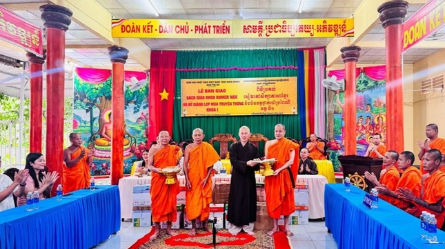 Thượng tọa Thích Minh Nhẫn trao sách giáo khoa Khmer ngữ đến đại diện các chùa