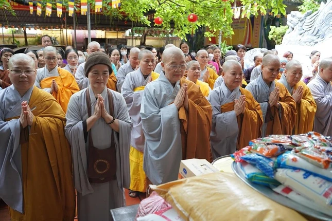 Ni trưởng Thích Đàm Lan tác bạch cúng dường tại trường hạ Trường hạ cơ sở II của Ban Trị sự GHPGVN tỉnh Hải Dương - chùa Đông Thuần Ni trưởng Thích Đàm Lan tác bạch cúng dường tại trường hạ Trường hạ cơ sở II của Ban Trị sự GHPGVN tỉnh Hải Dương - chùa Đông Thuần