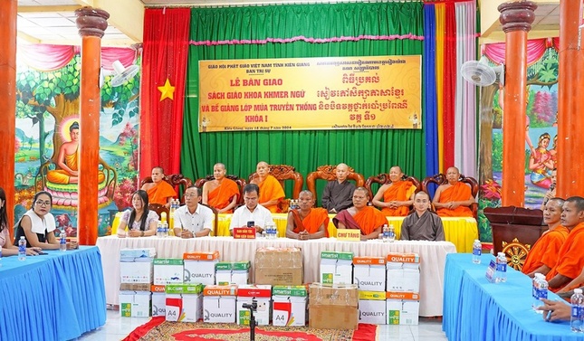 Chư tôn đức chứng minh, tham dự lễ bàn giao sách giáo khoa Khmer ngữ