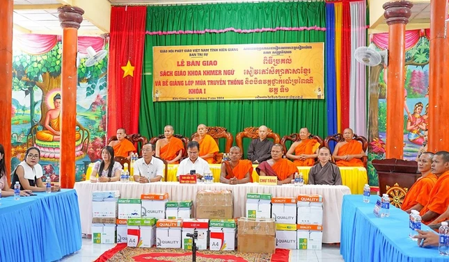 Chư tôn đức chứng minh, tham dự lễ bàn giao sách giáo khoa Khmer ngữ