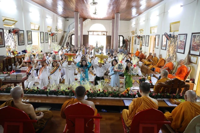 Phật tử dâng y tắm mưa đến chư Tăng