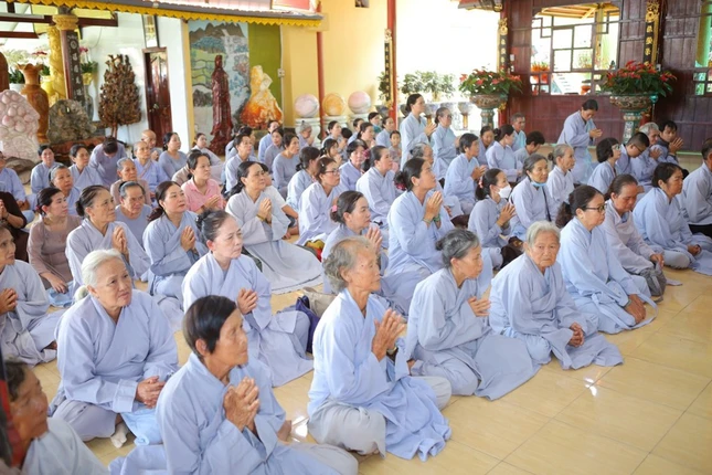 Phật tử tham gia đoàn cúng dường các trường hạ