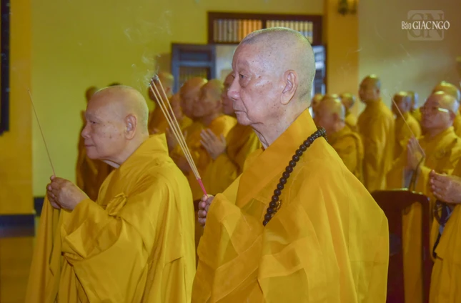 Đức Pháp chủ GHPGVN và Trưởng lão Hòa thượng Phó Pháp chủ Hội đồng Chứng minh niêm hương tưởng niệm Đức Pháp chủ GHPGVN và Trưởng lão Hòa thượng Phó Pháp chủ Hội đồng Chứng minh niêm hương tưởng niệm