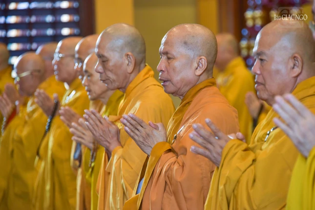 Chí thành đảnh lễ Tam bảo