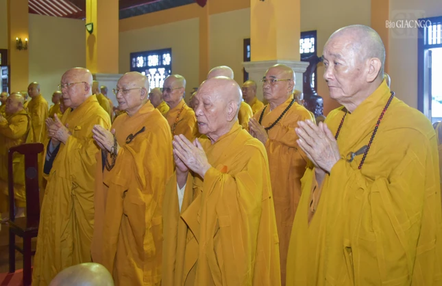 Chư vị giáo phẩm Hội đồng Chứng minh đảnh lễ Giác linh Đại lão Hòa thượng Chư vị giáo phẩm Hội đồng Chứng minh đảnh lễ Giác linh Đại lão Hòa thượng