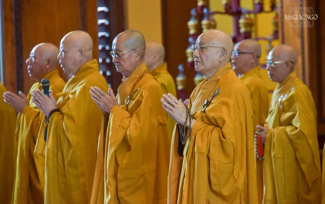 Chư vị giáo phẩm tại lễ Bố-tát