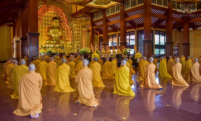 Chư tôn giáo thực hiện nghi thức Bố-tát, nghi thức đặc thù của Tăng đoàn