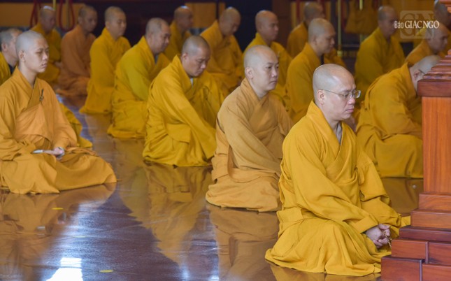 Chư tôn đức thính pháp