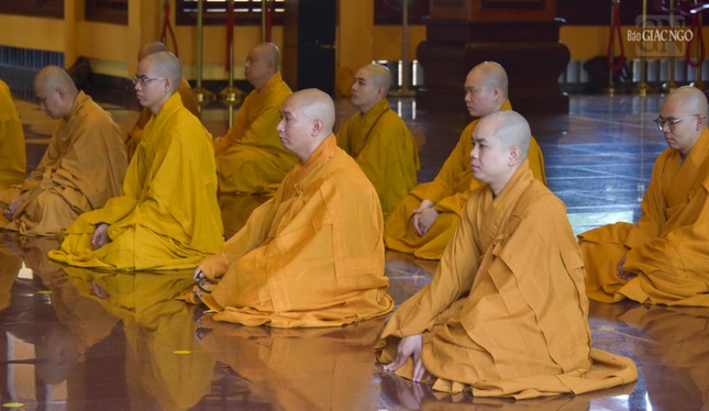 Chư Tăng thính giới