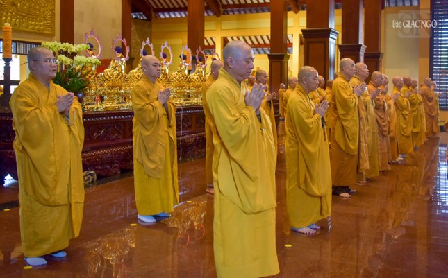 Chư Tăng vân tập định kỳ trong ngày trưởng tịnh