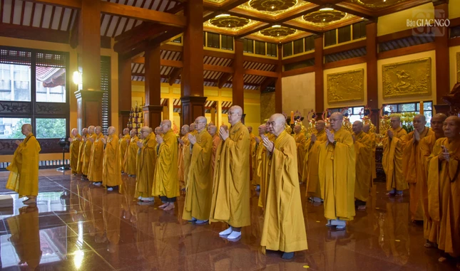 Đại chúng đảnh lễ Tam bảo tại chánh điện Việt Nam Quốc Tự