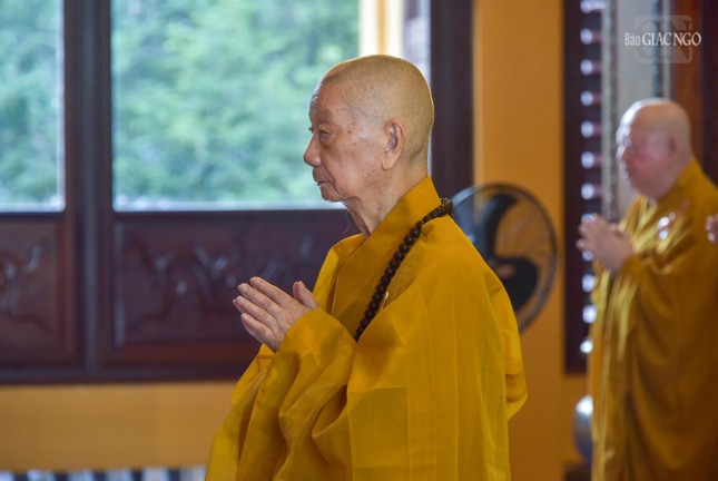 Đức Pháp chủ đảnh lễ Tam bảo tại chánh điện Việt Nam Quốc Tự