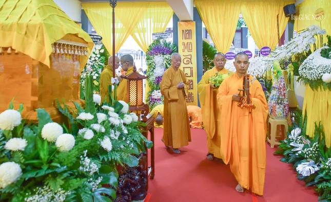 Đức Pháp chủ GHPGVN hữu nhiễu kim quan tiễn biệt Hòa thượng Thích Huệ Trí