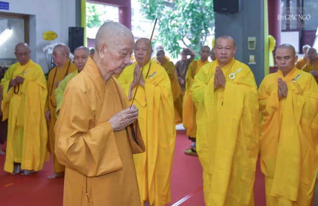 Đức Pháp chủ GHPGVN thắp hương tưởng niệm trước Giác linh đài Hòa thượng Thích Huệ Trí tại thiền viện Quảng Đức