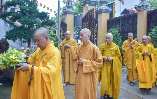 Đức Pháp chủ GHPGVN và Trưởng lão Hòa thượng Thích Giác Quang, Phó Pháp chủ Hội đồng Chứng minh quang lâm thiền viện Quảng Đức