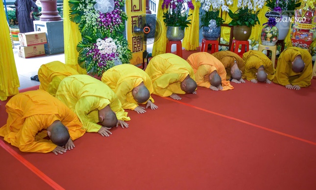 Môn đồ pháp quyến Hòa thượng Thích Huệ Trí phủ phục đảnh lễ sự quang lâm của Đức Pháp chủ