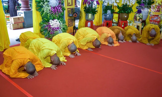 Môn đồ pháp quyến Hòa thượng Thích Huệ Trí phủ phục đảnh lễ sự quang lâm của Đức Pháp chủ