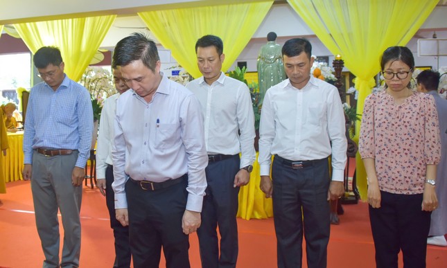 Đoàn đại diện Tỉnh ủy, HĐND, UBND, UBMTTQVN tỉnh BR-VT do ông Đặng Minh Thông, Ủy viên Ban Thường vụ Tỉnh ủy, Phó Chủ tịch UBND tỉnh làm trưởng đoàn mặc niệm trước Giác linh đài Hòa thượng Thích Huệ Trí Đoàn đại diện Tỉnh ủy, HĐND, UBND, UBMTTQVN tỉnh BR-VT do ông Đặng Minh Thông, Ủy viên Ban Thường vụ Tỉnh ủy, Phó Chủ tịch UBND tỉnh làm trưởng đoàn mặc niệm trước Giác linh đài Hòa thượng Thích Huệ Trí