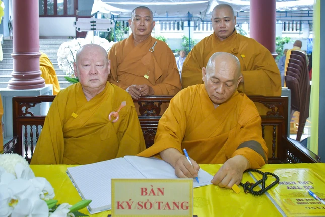 Thượng tọa Trưởng ban Trị sự Q.11 ký sổ tang Thượng tọa Trưởng ban Trị sự Q.11 ký sổ tang