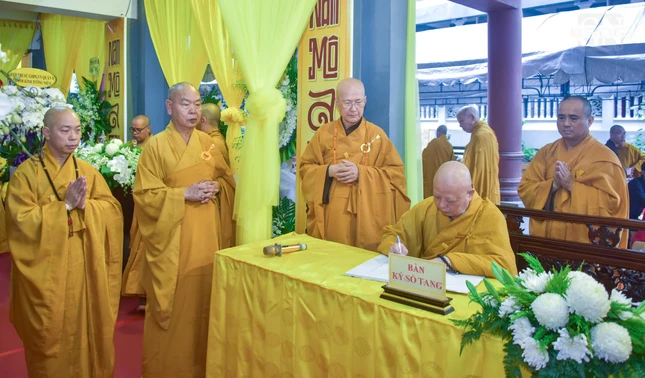 Hòa thượng Thích Lệ Trang, Trưởng ban Nghi lễ T.Ư, Trưởng ban Trị sự TP.HCM viết sổ tang phân ưu cùng sơn môn pháp phái, môn đồ pháp quyến Hòa thượng Thích Lệ Trang, Trưởng ban Nghi lễ T.Ư, Trưởng ban Trị sự TP.HCM viết sổ tang phân ưu cùng sơn môn pháp phái, môn đồ pháp quyến