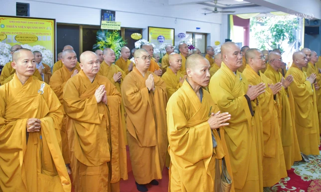 Chư tôn đức Ban Trị sự TP.Thủ Đức, 21 quận huyện kính viếng Giác linh Hòa thượng Chư tôn đức Ban Trị sự TP.Thủ Đức, 21 quận huyện kính viếng Giác linh Hòa thượng