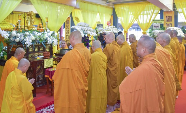 Đại diện Viện Nghiên cứu Phật học VN và Học viện Phật giáo VN tại TP.HCM thành kính tưởng niệm Đại diện Viện Nghiên cứu Phật học VN và Học viện Phật giáo VN tại TP.HCM thành kính tưởng niệm