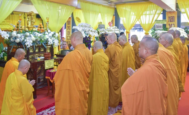 Đại diện Viện Nghiên cứu Phật học VN và Học viện Phật giáo VN tại TP.HCM thành kính tưởng niệm Đại diện Viện Nghiên cứu Phật học VN và Học viện Phật giáo VN tại TP.HCM thành kính tưởng niệm