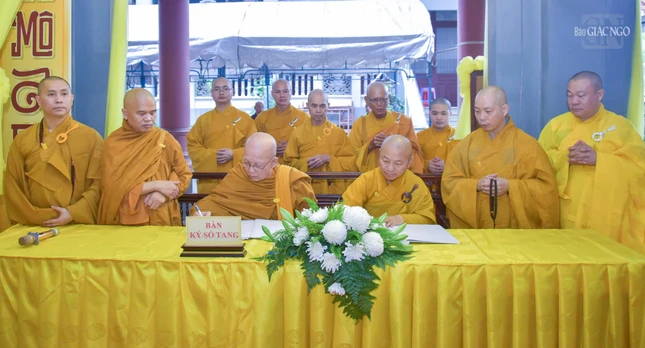 Đại diện Viện Nghiên cứu Phật học VN và Học viện Phật giáo VN tại TP.HCM ký sổ tang Đại diện Viện Nghiên cứu Phật học VN và Học viện Phật giáo VN tại TP.HCM ký sổ tang