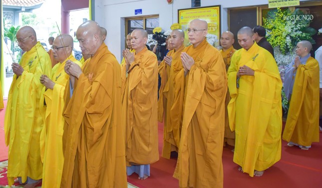 Chư Tăng thiền viện Vạn Hạnh dâng hương tượng niệm Giác linh Hòa thượng Chư Tăng thiền viện Vạn Hạnh dâng hương tượng niệm Giác linh Hòa thượng