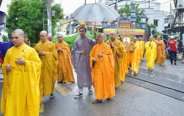 Đoàn cung thỉnh Giác linh Hòa thượng rời chùa Quang Minh đến Giác linh đài tôn trí tại thiền viện Quảng Đức, Q.3, TP.HCM