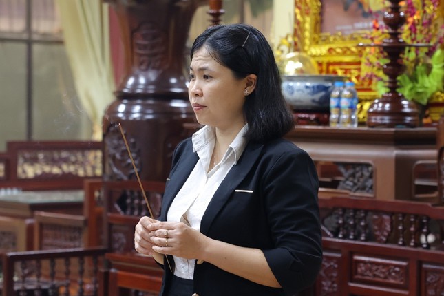 Nhiều người dân TP.Tân An đến chùa Thiên Châu thắp hương tưởng niệm, tiễn biệt Tổng Bí thư Nguyễn Phú Trọng