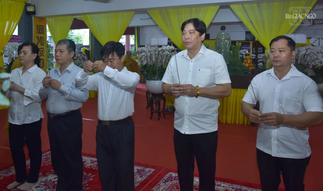 Đoàn Ban Tôn giáo TP.HCM kính viếng