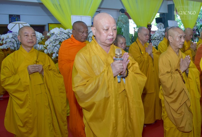 Hòa thượng Thích Lệ Trang xướng lễ cầu nguyện Giác linh Hòa thượng được cao đăng thượng phẩm