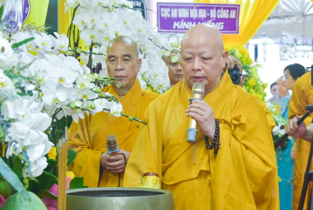 Hòa thượng Thích Lệ Trang chủ trì các nghi thức thiền môn