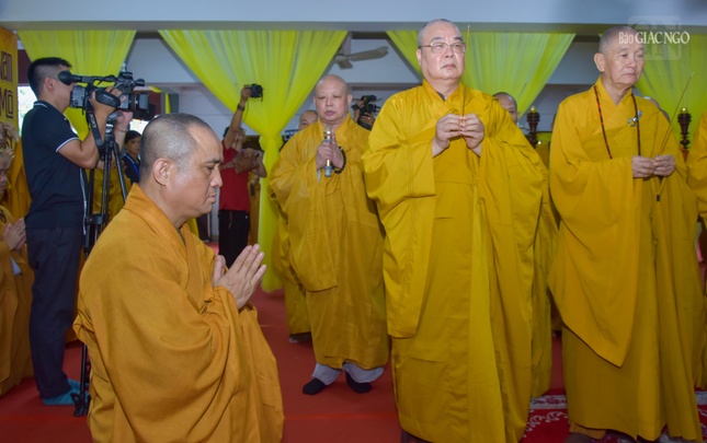 Chư tôn giáo phẩm thắp hương tưởng niệm