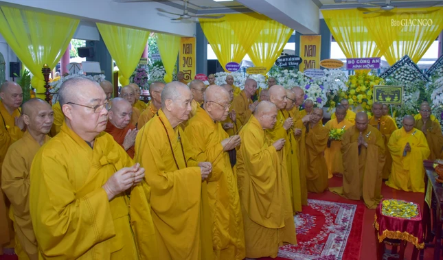 Chư vị giáo phẩm Ban Thường trực Hội đồng Chứng minh, Hội đồng Trị sự thắp hương tưởng niệm