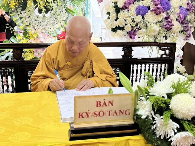 Trưởng lão Hòa thượng Phó Pháp chủ Hội đồng Chứng minh, Chủ tịch Hội đồng Trị sự viết sổ tang