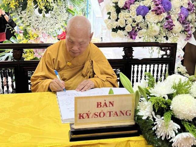 Trưởng lão Hòa thượng Phó Pháp chủ Hội đồng Chứng minh, Chủ tịch Hội đồng Trị sự viết sổ tang