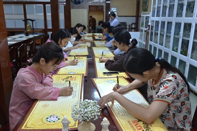 Phật tử về chùa chép kinh