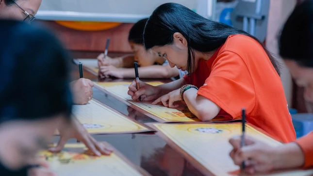 Phật tử chép kinh