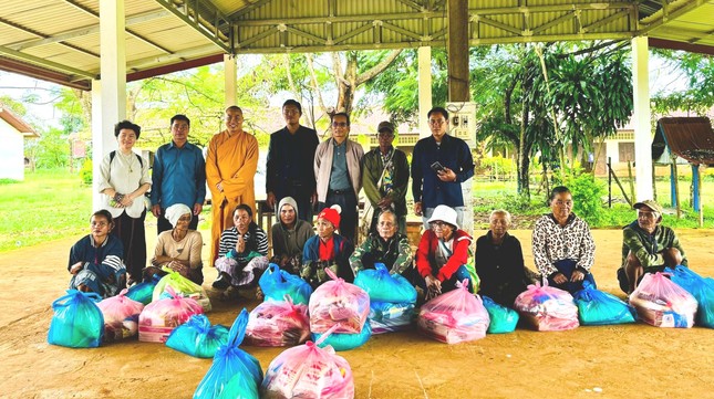 Đoàn từ thiện chùa Tường Nguyên trao quà tại tỉnh Champasak - Ảnh: TN