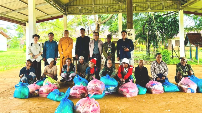 Đoàn từ thiện chùa Tường Nguyên trao quà tại tỉnh Champasak - Ảnh: TN