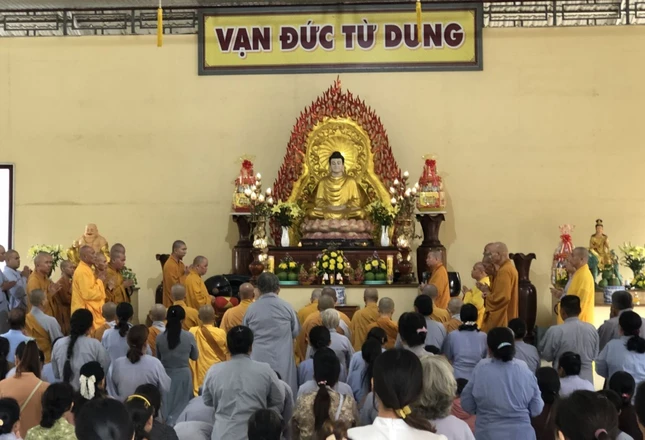 Ban Trị sự H.Vĩnh Cửu hướng dẫn đạo tràng Phật tử cúng dường trường hạ