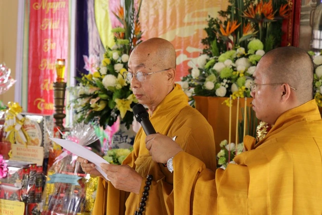 Hòa thượng Thích Nhựt Tấn, Trưởng ban Tổ chức đã cung tuyên tiểu sử Tổ sư Lê Khánh Hòa