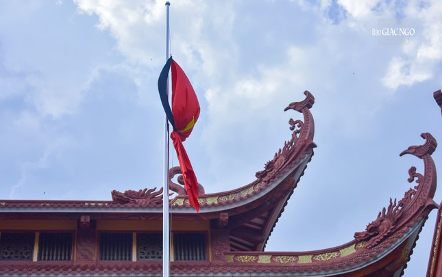 Cờ rủ tưởng niệm Tổng Bí thư Nguyễn Phú Trọng tại Việt Nam Quốc Tự - Trụ sở Ban Trị sự GHPGVN TP.HCM - Ảnh: Q.Đạo/BGN
